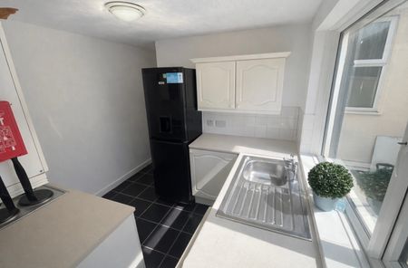 Beautifully presented Ground Floor Flat with off road parking. - Photo 2