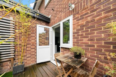 2 bedroom maisonette to rent - Photo 2