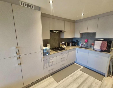 3 bedroom flat to rent - Photo 4