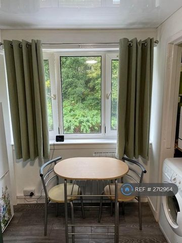 3 bedroom flat to rent - Photo 3