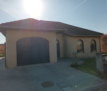 Bungalow met 3 slaapkamers, mooie tuin en garage - Photo 3