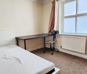 Hatcher Crescent, Colchester - Photo 2