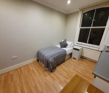 A semi-studio located on Cheniston Gardens, Kensington, London W8 - Photo 2
