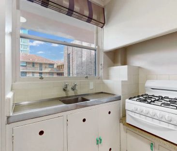 “Modern One-Bedroom Apartment in Prime St Kilda Road Location” - Photo 3