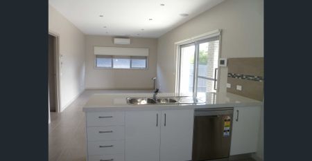 Modern 3-Bedroom Townhouse in Belmont - Photo 4