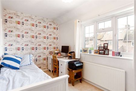 A well-presented two bedroom mid terrace house with off-street parking and garden. - Photo 2