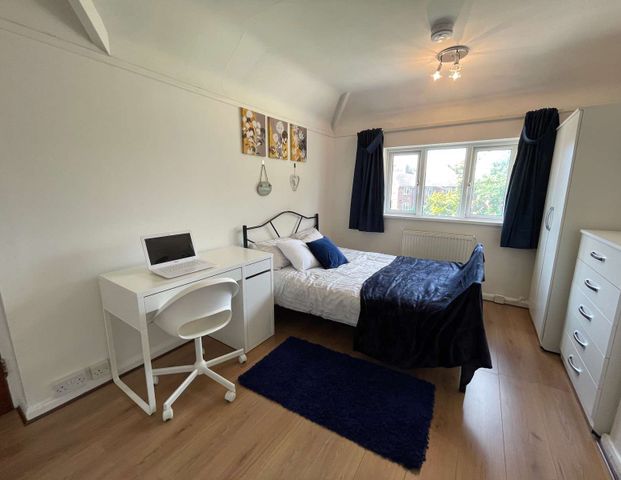 Newly Refurbished Double Room **Great Local Amenities** - Photo 1