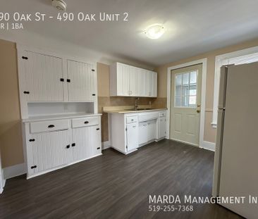 SPACIOUS 1-BEDROOM/1-BATH APARTMENT ON SECOND FLOOR-UTILITIES INCLUDED - Photo 4