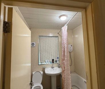 1 bedroom in a flat share to rent - Photo 2