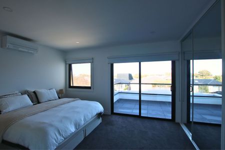 Spacious Contemporary Townhouse - Photo 4
