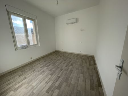 Location Appartement 4 pièces 101m² CARPENTRAS 84200 - Photo 4