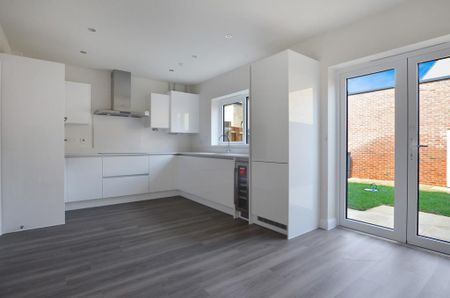 5 bedroom semi-detached house to rent - Photo 2