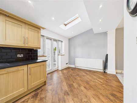 3 bedroom semi-detached house to rent - Photo 5