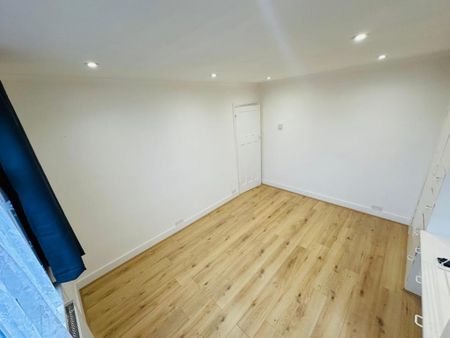 4 bedroom detached house to rent - Photo 4