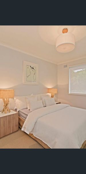 Sunny 2-bedroom unit just minutes from Curl Curl Beach - Photo 1
