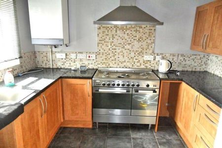 2 bedroom semi-detached house to rent - Photo 2