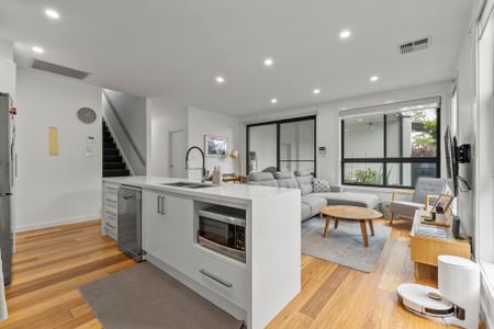 Modern, Light-Filled Living in a Quiet Mawson Setting - Photo 4