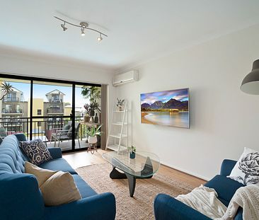STUNNING TOP FLOOR FURNISHED APARTMENT - Photo 2