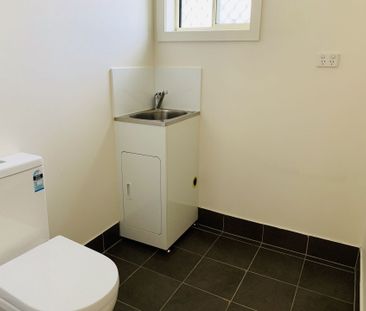 Spacious 2-Bedroom Home with Large Private Yard - Photo 5