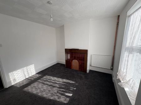 Deceptively spacious Three bedroom terrace property which recently underwent an extensive refurbishment programme, offering two reception rooms, recently fitted kitchen and bathroom along with three first floor bedrooms, one with an additional... - Photo 5