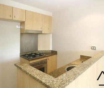 Modern One Bedroom Apartment with Private Courtyard - Photo 4