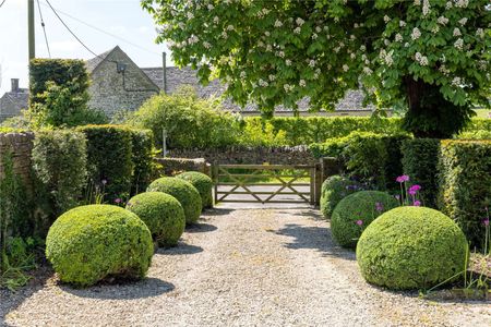 A beautiful, characterful property located in the heart of an idyllic Cotswold village - Photo 3