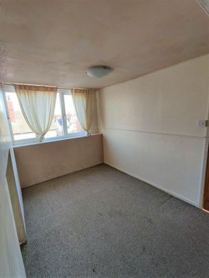 4 bedroom end of terrace house to rent - Photo 1