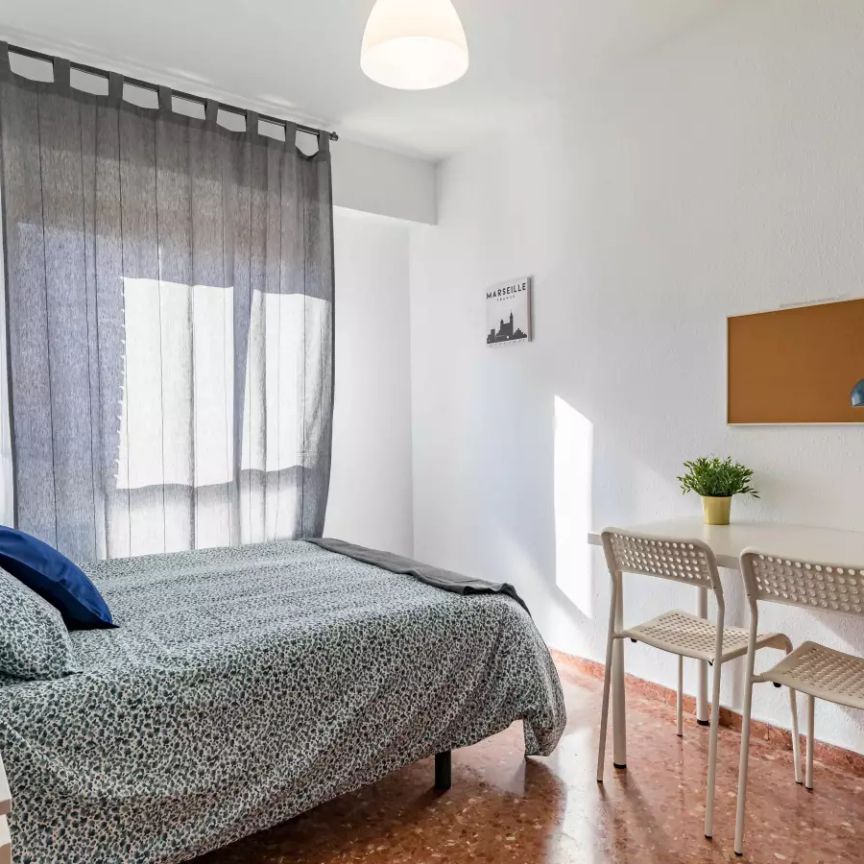 Big room in 5-bedroom apartment in Campanar - Photo 1