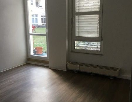 Praktische 1-Raum-Wohnung im Erdgeschoss mit kleiner Terrasse. - Foto 1