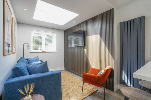 6 Bed Terraced House, Milton Road, SO15 - Photo 1