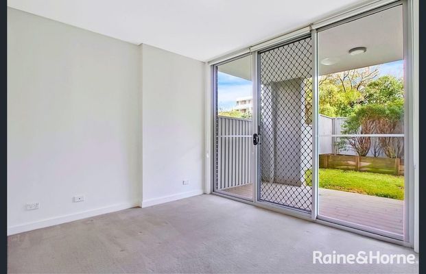 GROUND FLOOR APARTMENT WITH ENORMOUS HOUSELIKE COURTYARD! - Photo 1