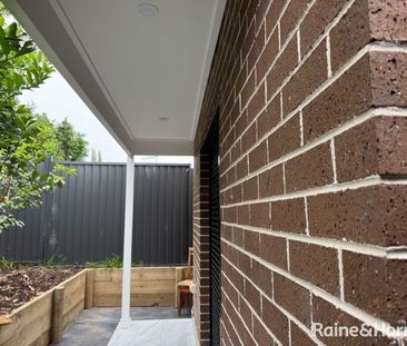 Modern 2-Bedroom Flat in Prime Location! - Photo 2