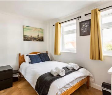 2 Bed Semi-Detached House, Highfield Avenue, NW11 - Photo 2