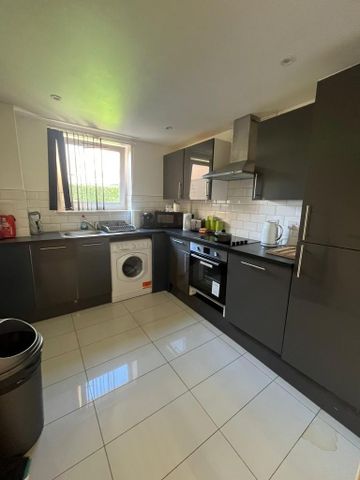 3 Bed Flat | £735 pw - Photo 5