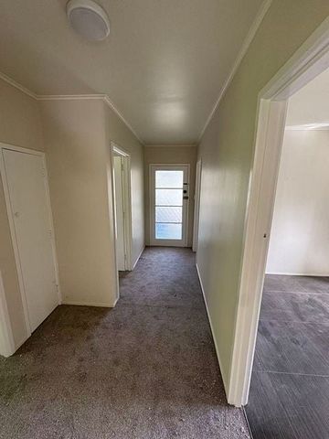 Spacious 6BR Family Home in Waitakere - Photo 2