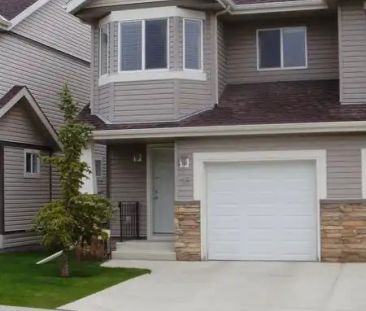 Two-Bedroom + Bonus Room Townhouse in Royal Oak — 2 Bedrooms+ Den T... - Photo 1