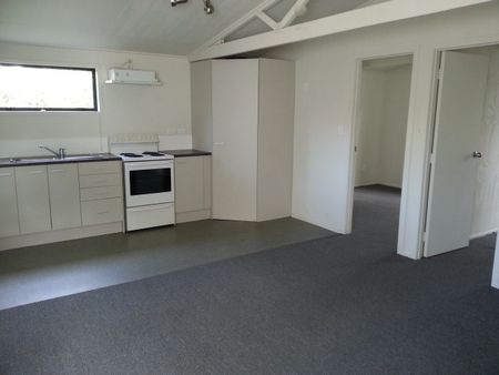 Manurewa - 2 bedroom Flat - Single Garage + 1 Off Street Park - Photo 3