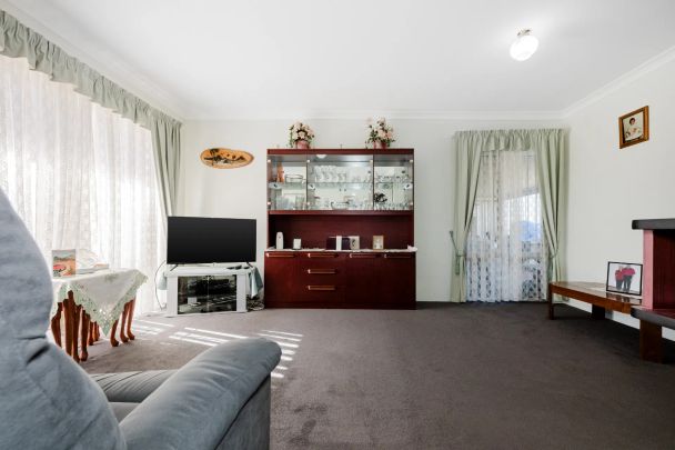 Family living with space for work and play. - Photo 1