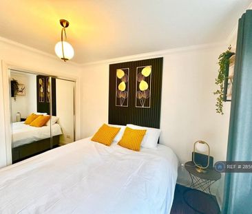 1 bedroom in a flat share to rent - Photo 3