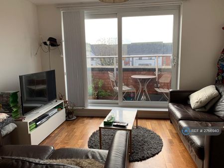 2 bedroom flat to rent - Photo 2