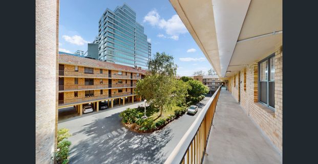 Modern One-Bedroom Apartment in Prime St Kilda Road Location. - Photo 1