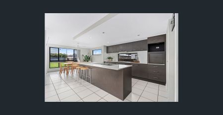 Beautiful 4-Bedroom Family Home - Modern Living - Photo 5