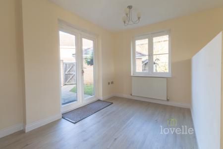 4 bedroom Detached house To Let - Photo 4