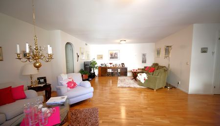 Trea i centrala Sala en trappa upp - Foto 2