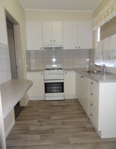 NEAT, TIDY & CENTRAL! - Photo 2