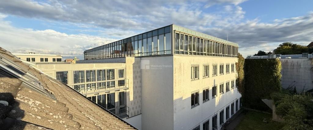 Schönes Wohnen in der City - geräumige 2,5 Zimmer + Galerie mit Ausblick über die Dächer der Stadt - Photo 1