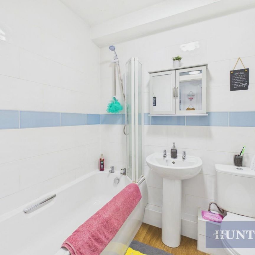 2 bedroom Flat To Let - Photo 1