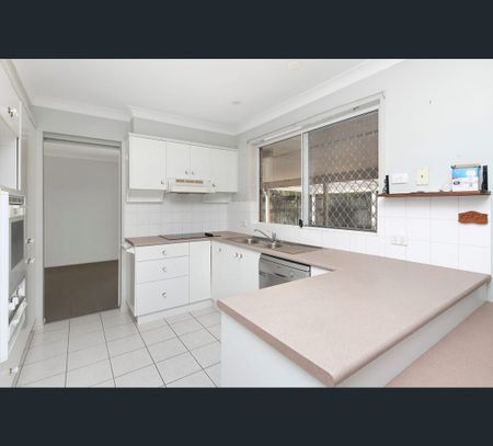 8 Avondale Crescent, Parkinson, Qld 4115 - Photo 2