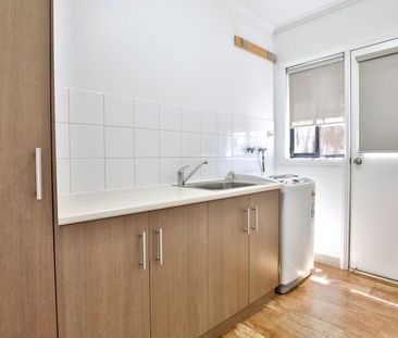 Charming 3-Bedroom, 2-Bathroom Townhouse - Photo 3