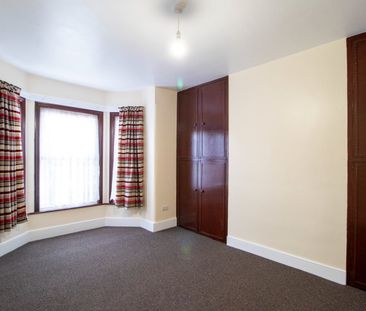 1 Bed Flat, Central Park Road, E6 - Photo 2